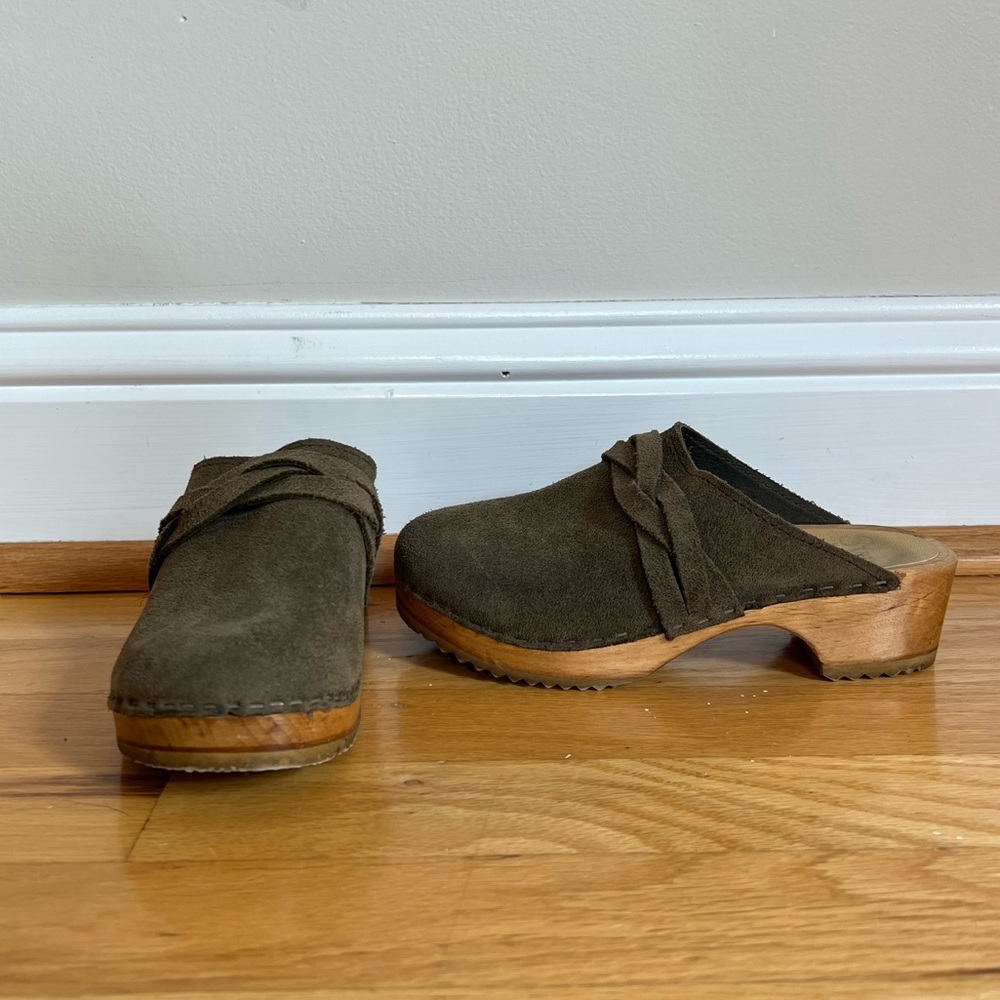 Sven Girls Olive Suede Clogs
